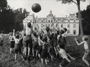 Enfants en colonie de vacances jouant au ballon