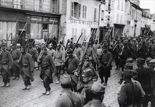 Prisonniers allemands escortés par des militaires français