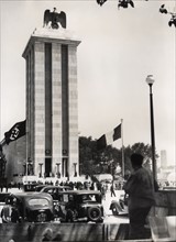 Après l'inauguration du pavillon du Reich par le Docteur Schacht, 1937