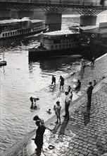 Gens se baignant au bord de la Seine
