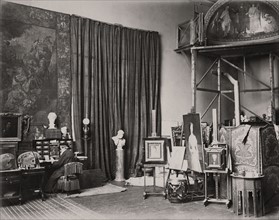 Ernest Hébert dans son atelier