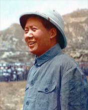 Mao Zedong à l'aéroport de Yan'an en août 1945