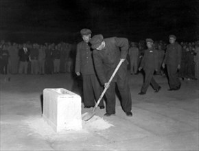 Mao Zedong inaugurant le Monument aux Héros du Peuple en septembre 1949