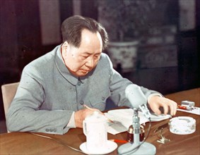 Mao Zedong revisant une ébauche pour la Constitution de la République Populaire de Chine, en 1954