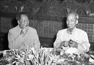 Mao Zedong et Ho Chi Minh en juin 1955