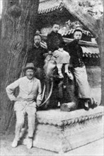 Pu Yi, son professeur d'anglais, son petit frère et son beau-frère dans un jardin impérial de la Cité Interdite