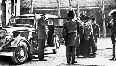 Pu Yi en tenue impériale le 1er mars 1934