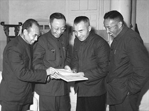 Pu Yi entouré de chercheurs en histoire, 1961