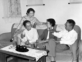 Pu Yi et son jeune frère Pu Jie, avec leurs épouses