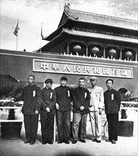 Les premiers criminels de guerre à être libérés posent sur la place Tian An Men en octobre 1963
