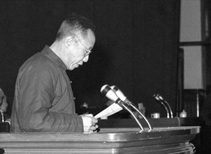 Pu Yi lors d'un discours à la conférence consultative politique du peuple chinois, décembre 1964