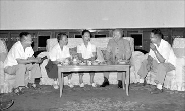 Pu Yi entouré d'amis, août 1965