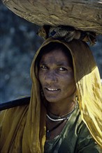 Femme du Rajasthan sur la route de Bambora, au sud du Rajasthan, en Inde
