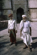 Habitants du Rajasthan devant l'une des sept portes du Fort Meherangarh.
Jodhpur, l'ouest du Rajasthan, Inde.