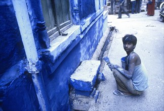 Jeune homme peignant les murs en bleu-indigo
Jodhpur, l'ouest du Rajasthan, Inde.