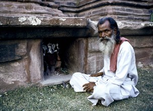 Jardins de Mandore, saint homme apportant des offrandes à Ganesh, dieu hindou
