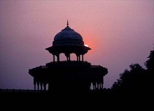 Les jardins ornementaux du Taj Mahal au lever du soleil, Agra, Inde.