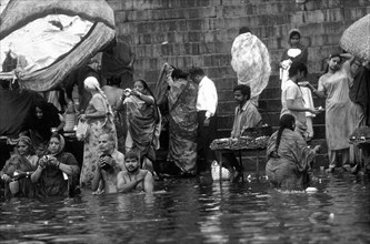 Rituel des ablutions, dans le Gange, Varanasi, Inde.