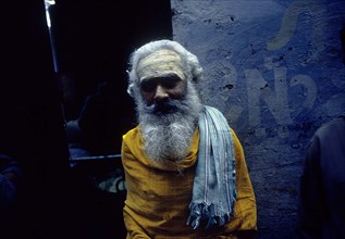 Portrait d'un vieil homme habillé d'un châle jaune, Varanasi, Inde.