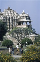 Jardins du temple, près du temple de Devi Jagdambi, à Khajuraho, en Inde