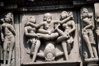 Sculpture Surasundari, au temple de Parsvanatha, à Khajuraho, en Inde