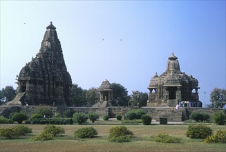 Jardins du temple, près des temples de Kandariya Mahadeva et Devi Jagdambi, à Khajuraho, Inde