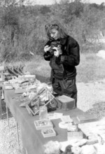 May 22, 2001 - DIANE KEATON.RENNINGER'S ANTIQUES FLEA MARKET.EASTERN PENNSYLVANIA. DENNIS BARNA/