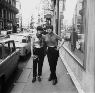 Jeunes femmes venues assister à un concert, 1966