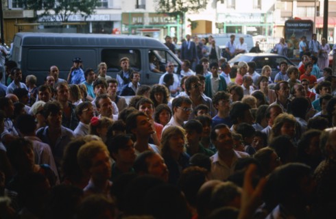 Spectateurs attendant d'entrer sur le plateau de la Roue de la Fortune