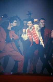 Jean-Luc Lahaye et les danseurs des ballets de Rheda