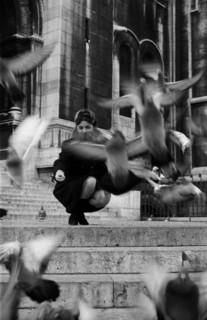 Jeune femme avec des pigeons