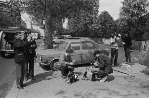 Journalistes préparant leur matériel