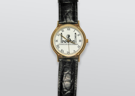 Montre circulaire sur bracelet.