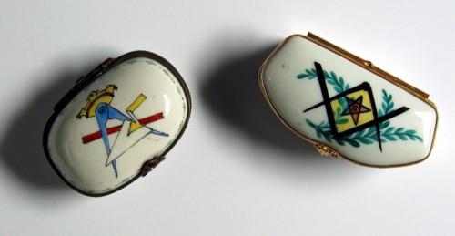 Piluliers en porcelaine à motifs maçonniques.