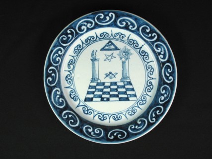 Assiette en faïence bleue.