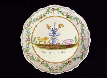 Assiette creuse en faïence.