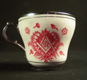 Tasse et sous-tasse en faïence.