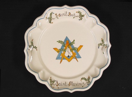Assiette en faïence provençale.