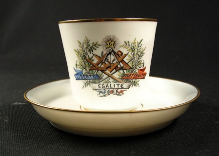 Tasse et sa sous-tasse en porcelaine.
