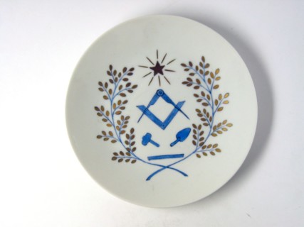 Assiette en porcelaine.