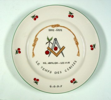 Assiette en porcelaine.