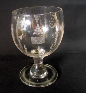 Grand verre anglais à pied à décors maçonniques