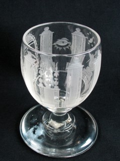 Verre à pied large à décors maçonniques