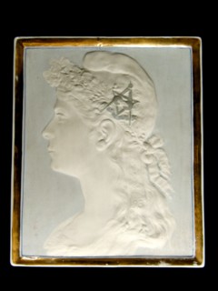 Profil de Marianne à bonnet phrygien, lauriers et équerre/compas, stéatite gravée, 1893.