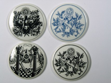 Jetons en porcelaine à décors maçonniques, 5 cm, fin du 20e siècle
