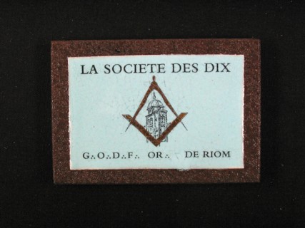 Céramique enchâssée pour la loge La Société des Dix du Grand Orient de France à Riom, 9cm x 13 cm, fin 20e siècle.