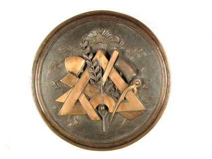 Médaillon en bronze avec une composition « aux outils »
