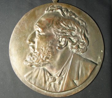 Médaillon en fonte, portrait de Léon Gambetta (1838-1882), 38 cm, vers 1880.
