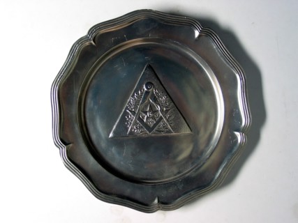Assiette en étain à bordure godronnée