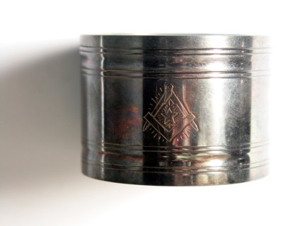 Rond de serviette en métal argenté à décors maçonniques